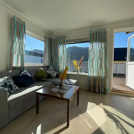 Lovely 2 Bedroom With Free Parking Берген