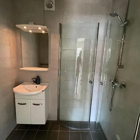 Lovely 2 Bedroom With Free Parking Берген