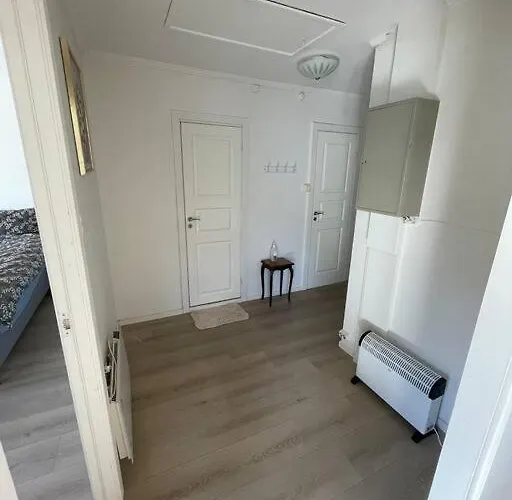 Lovely 2 Bedroom With Free Parking アパート